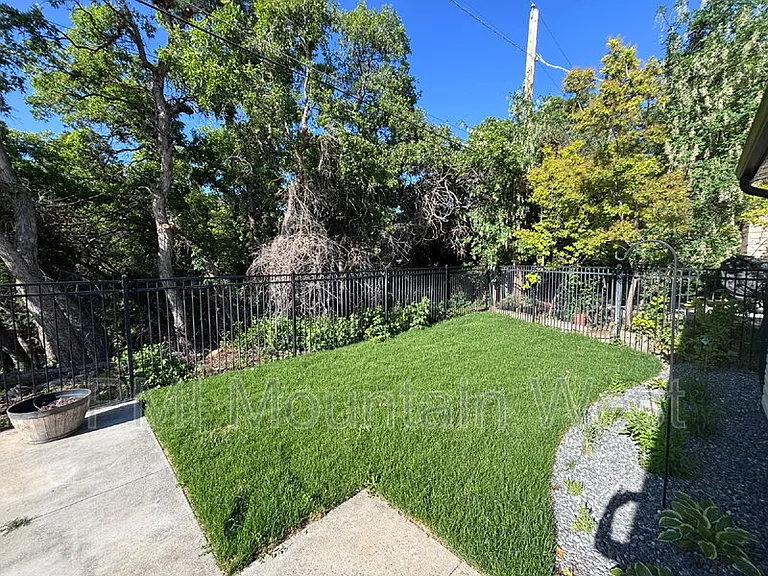 985 Horsley Cir #B — Photo 9