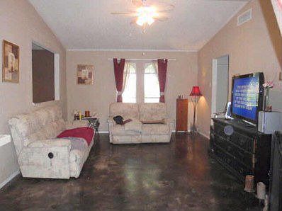 3rd image of 214 Silver Creek Dr