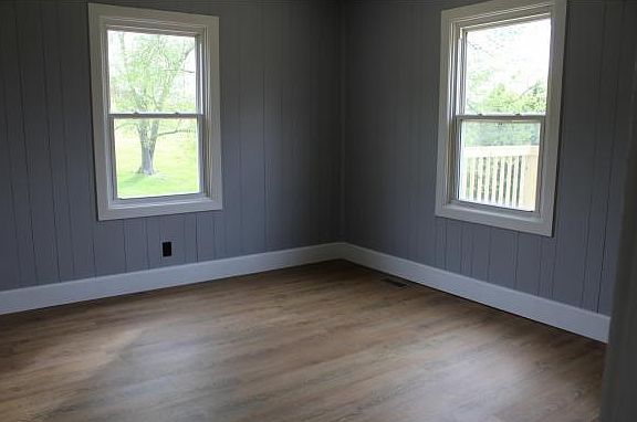 3rd image of 115 Oak St