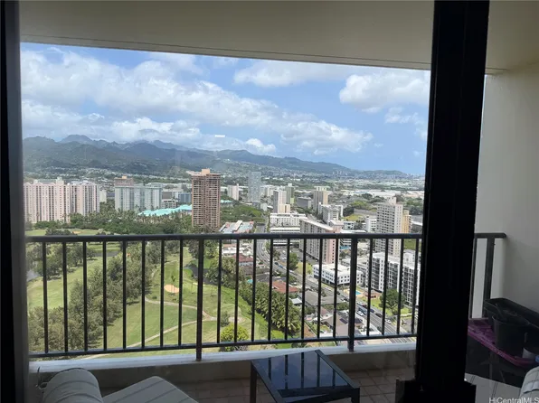 990 Ala Nanala St APT 33D, Honolulu, HI 96818