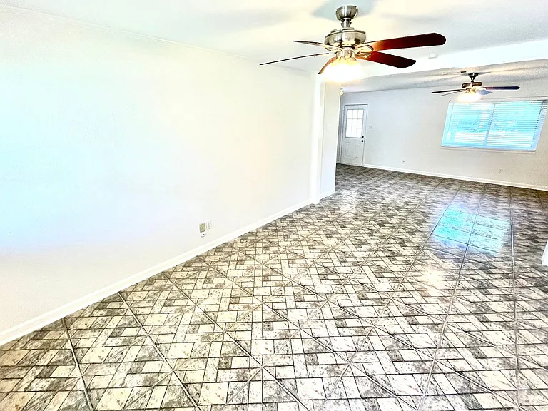 201 E Fuller Dr — Photo 3