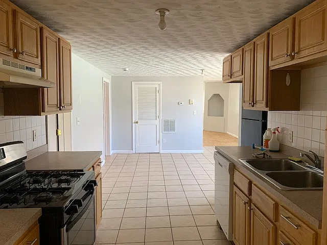 3 bed, 1200 sqft, $2,200 — Photo 2