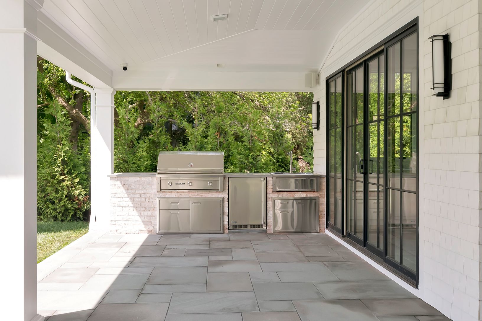 Fully equipped outdoor kitchen