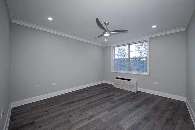 Bedroom with Plank Vinyl, Wave Fan, Hi-Hats, Gray Paint
