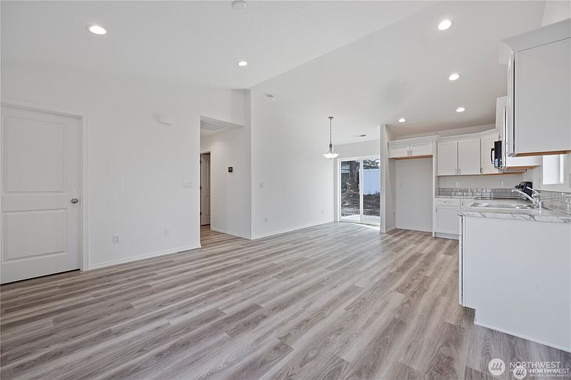 4th image of 904 La Vista Drive