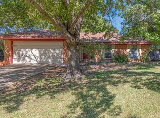 712 Springwood Dr, Hurst, TX 76054