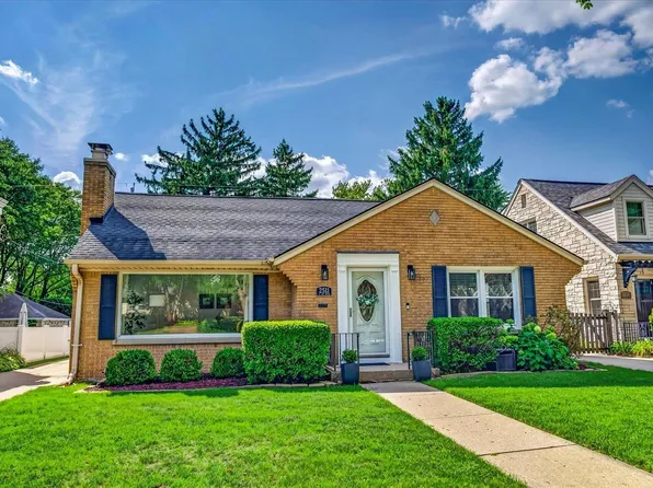 2511 N 91st St, Wauwatosa, WI 53226