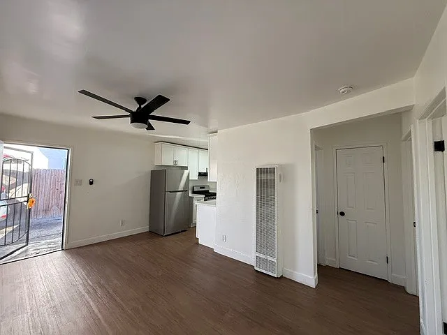 211 1/2 W 88th Pl