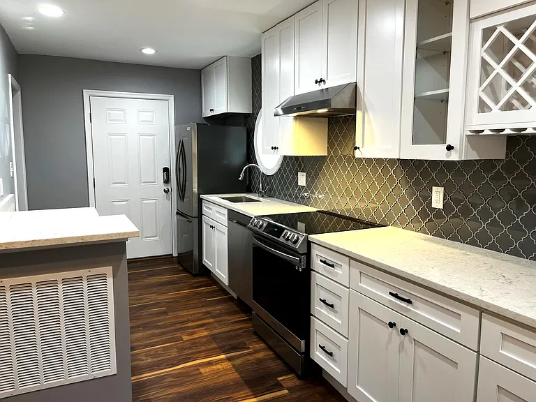 New stainless appliances, beautiful quartz countertops, lots of cabinets and display, gorgeous backsplash