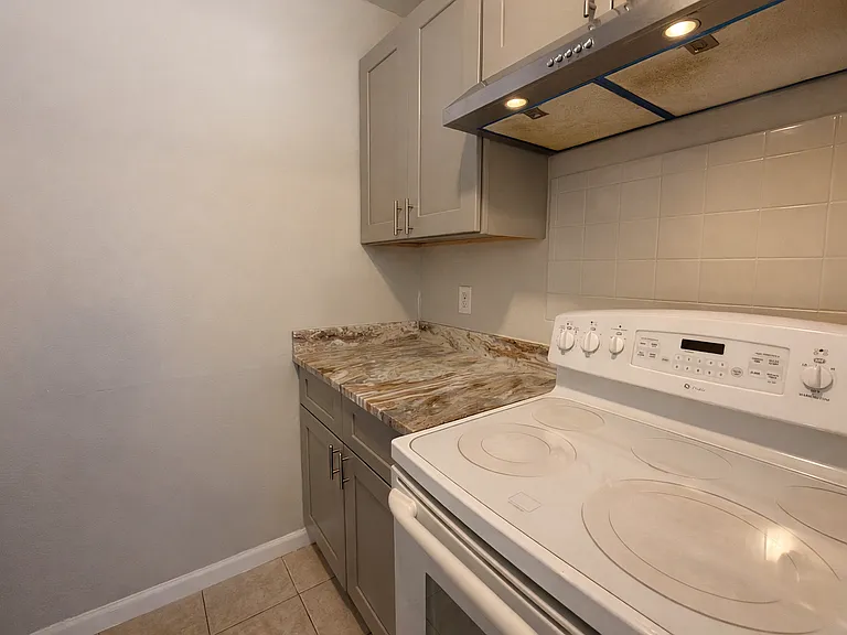 2068 Franklin St — Photo 5
