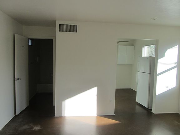 3rd image of 909 E Medlock Dr