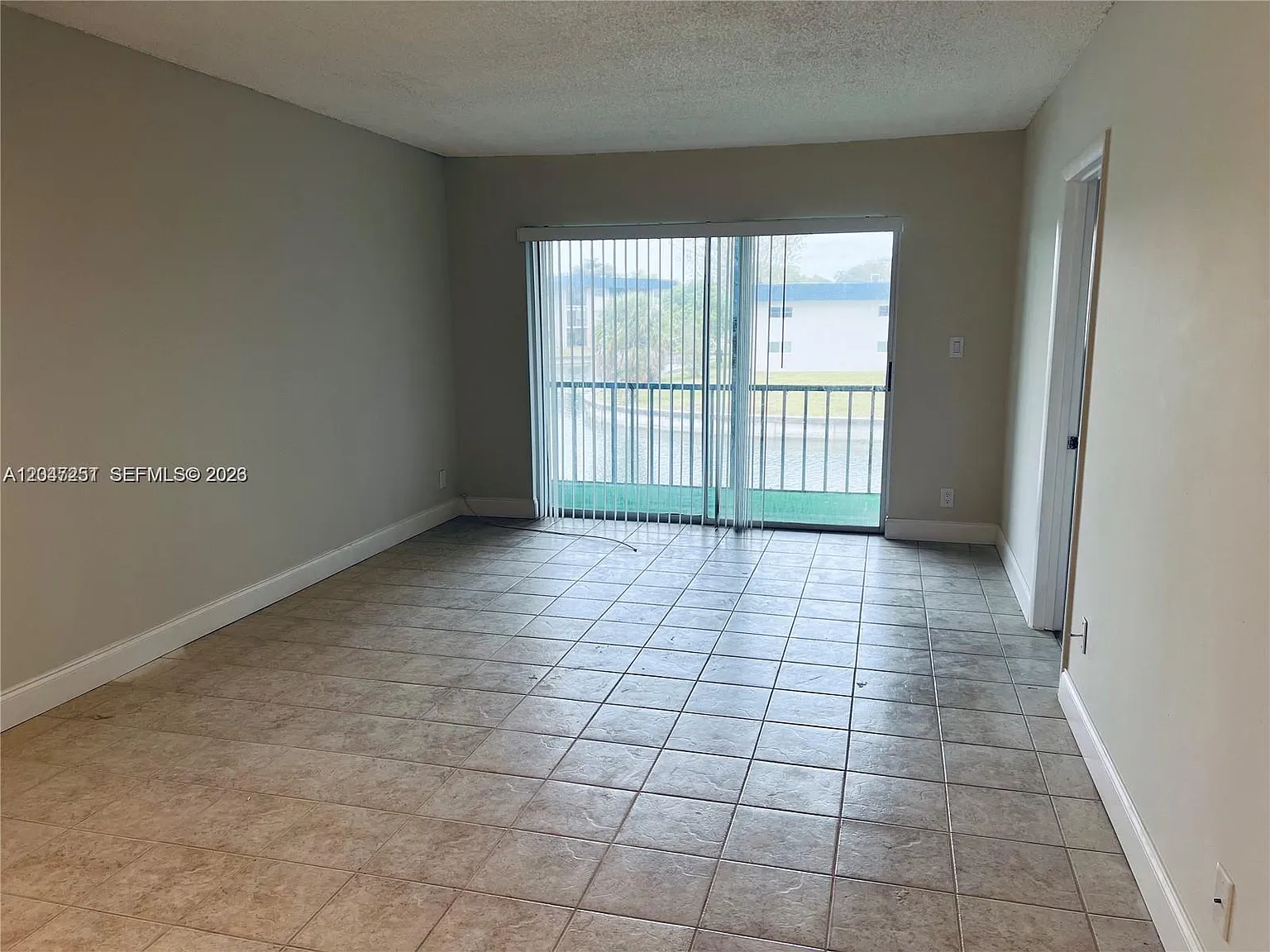 Versailles Gardens Condo — Photo 4