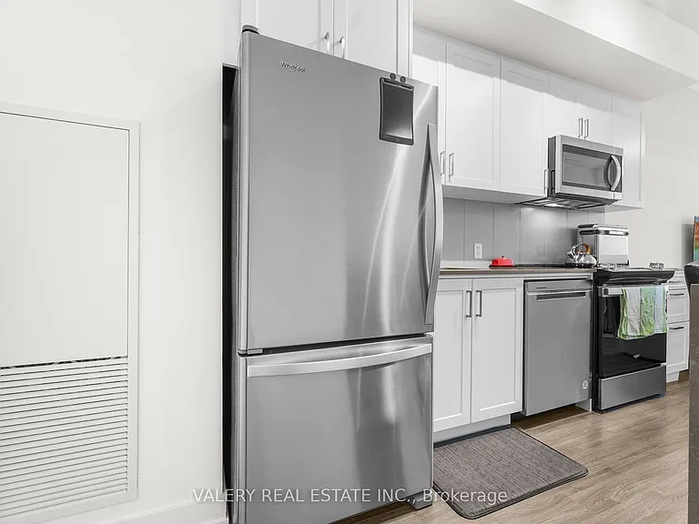 681 Yonge St #615 — Photo 12