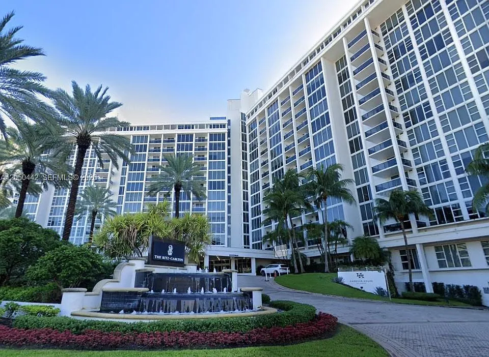 10275 Collins Ave #323