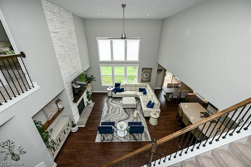 5 bed, 5.0 bath, 4816 sqft, $5,200 — Photo 2