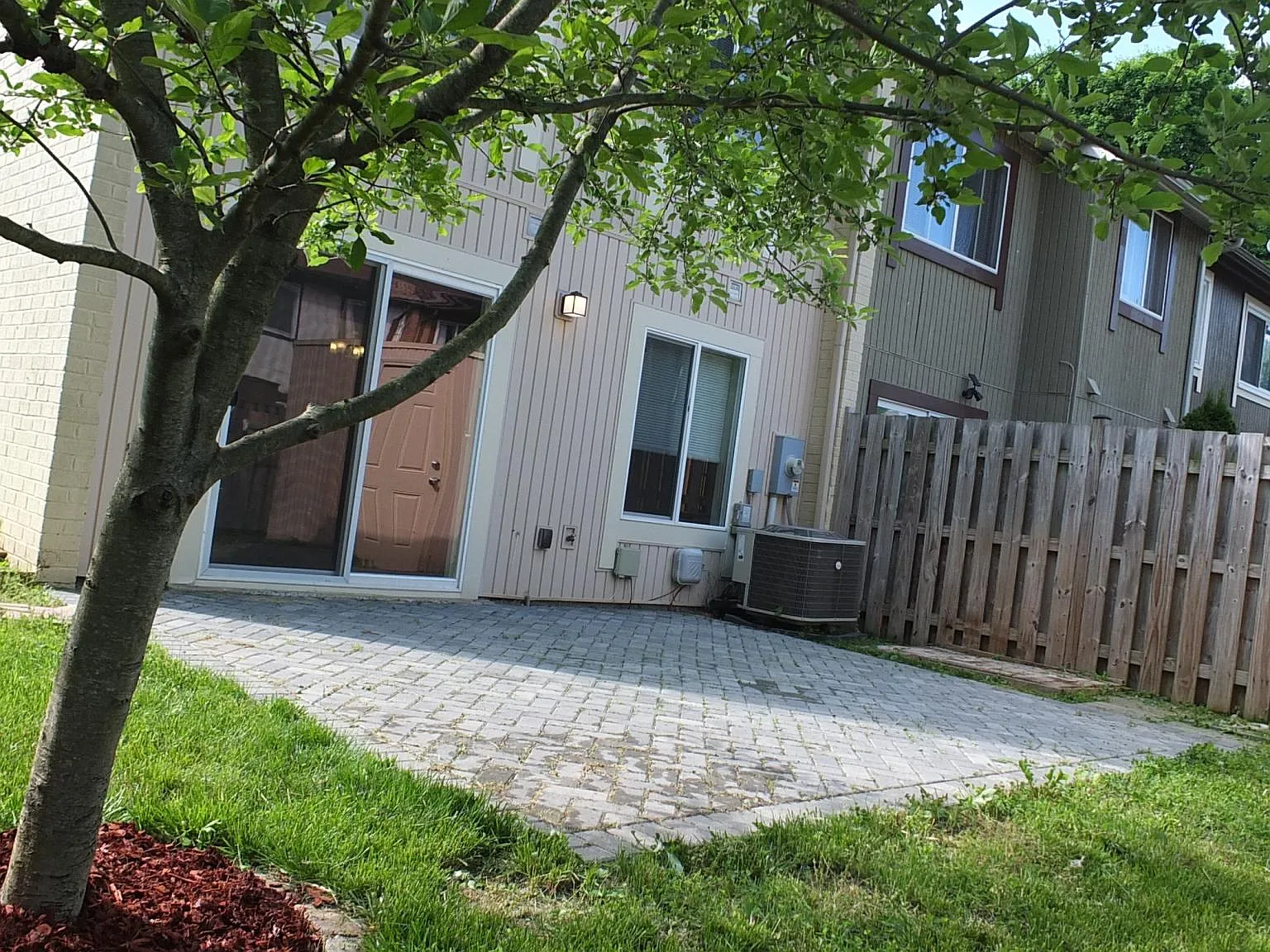 3 bed, 1370 sqft, $2,500 — Photo 2