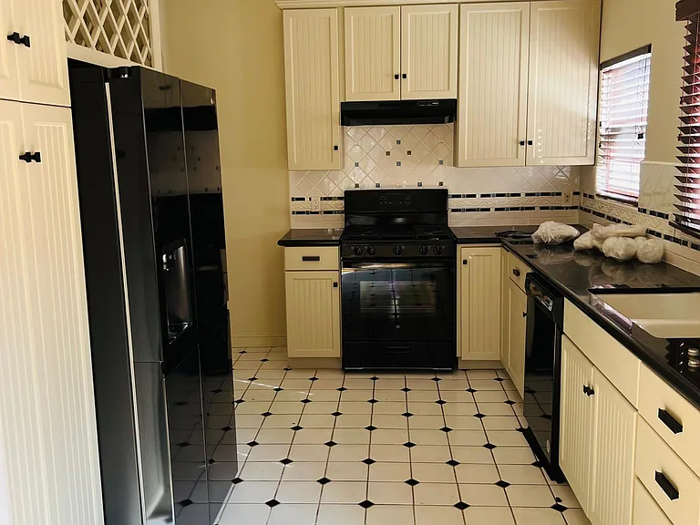 330 N Orange Grove Ave #1/2 — Photo 13