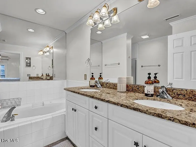 2555 Saint James Dr #104 — Photo 15