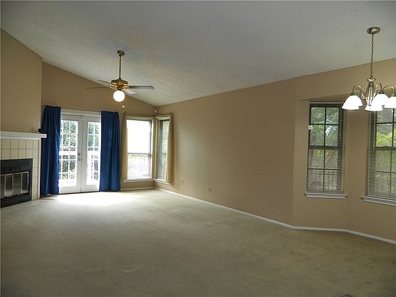 3rd image of 905 Peggotty Pl
