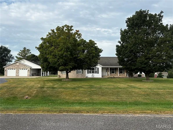7055 Heartland Dr, Moro, IL 62067