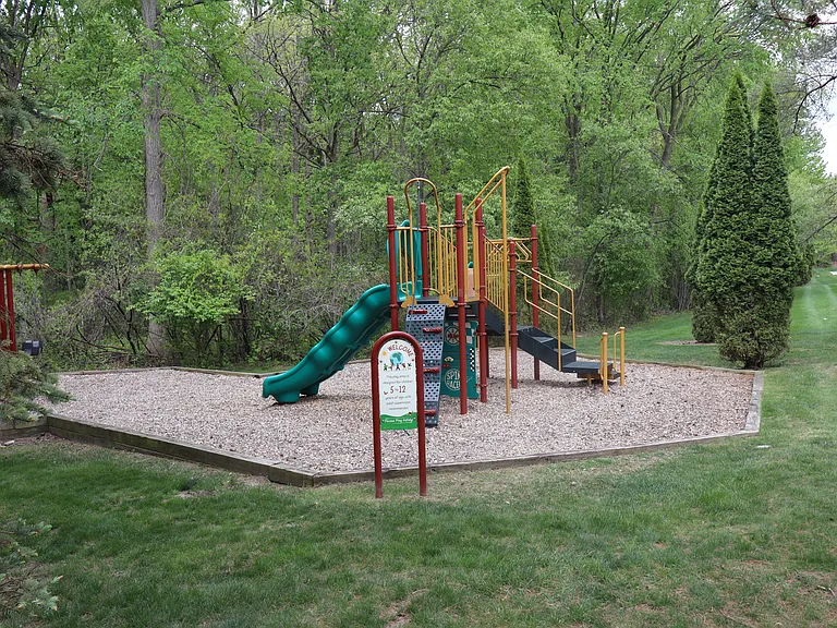 4580 Berkshire Dr — Photo 37