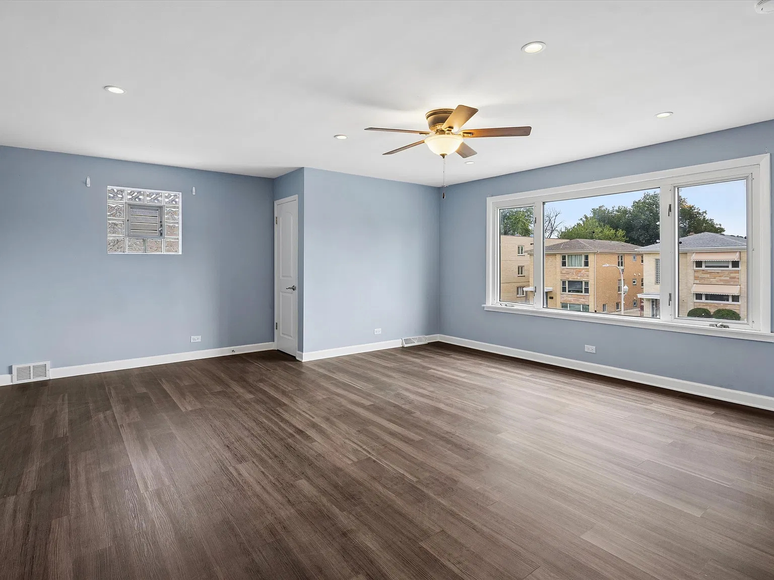 3 bed, 1276 sqft, $2,300 — Photo 2