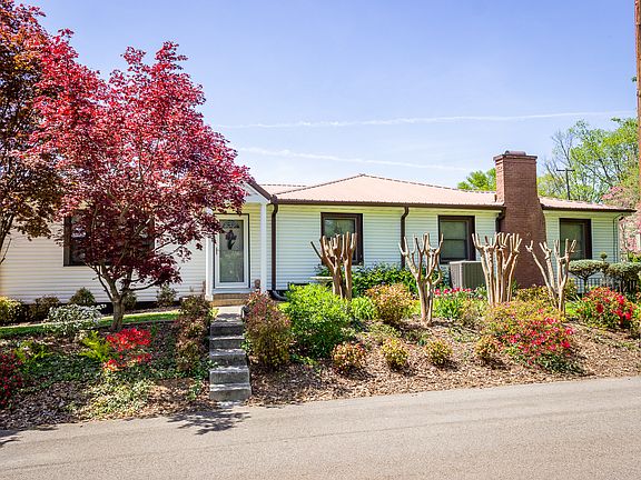 3rd image of 1505 Country Club Dr