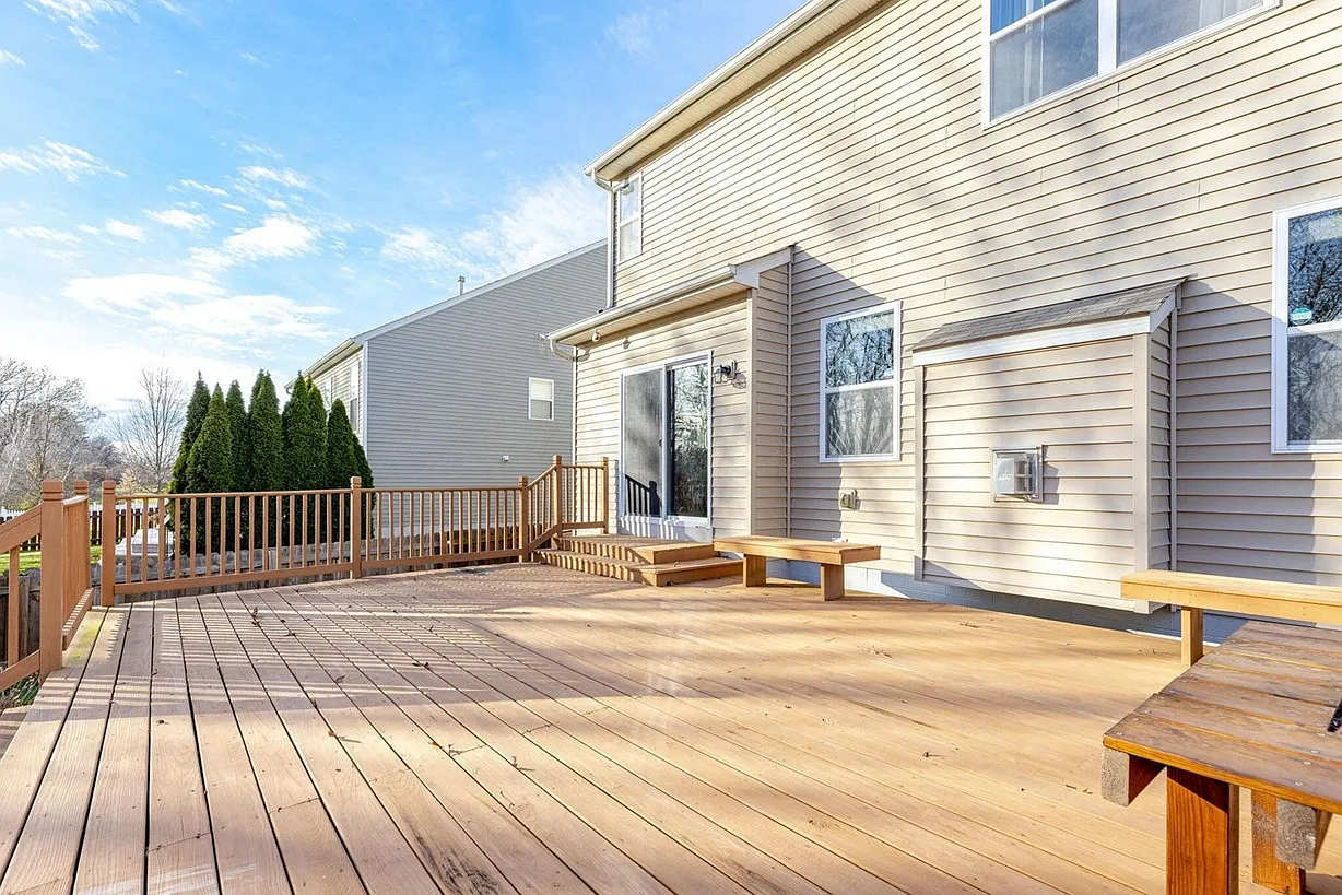 4 bed, 2.5 bath, 2400 sqft, $2,899 — Photo 2