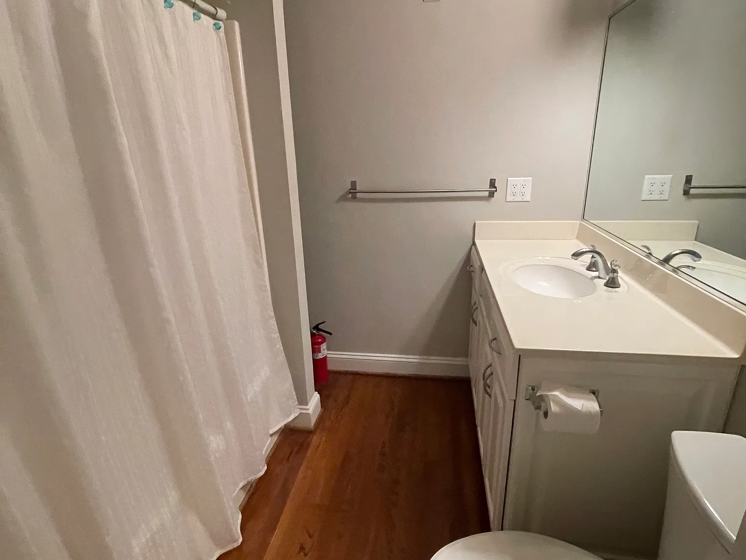 4 bed, 4500 sqft, $800 — Photo 3
