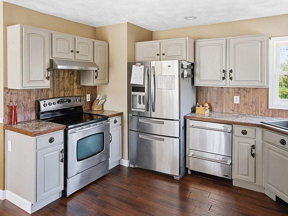 3rd image of 272 Nicholas Rd