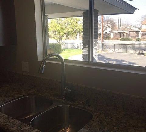 5th image of 2515 N Blythe Ave