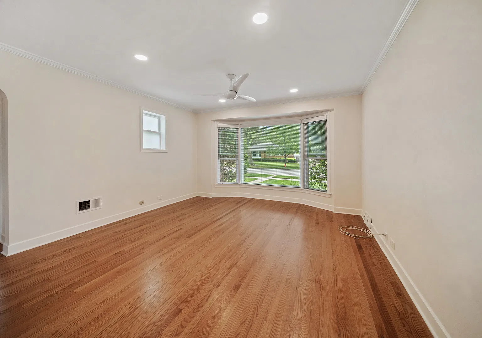 3 bed, 1405 sqft, $4,000 — Photo 3