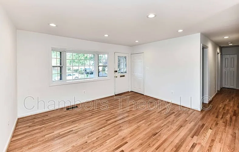 4 bed, 2.0 bath, 2000 sqft, $3,200 — Photo 4