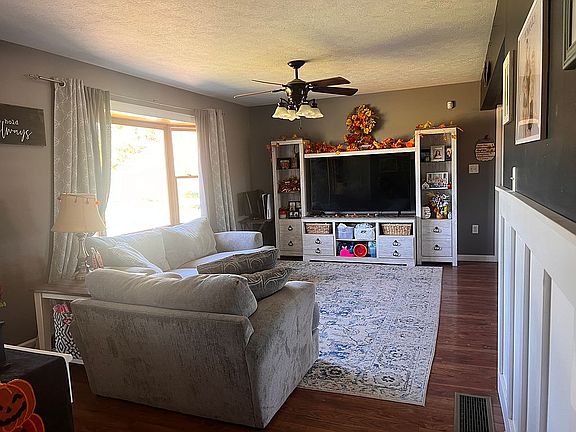 3rd image of 952 Siloam Ln