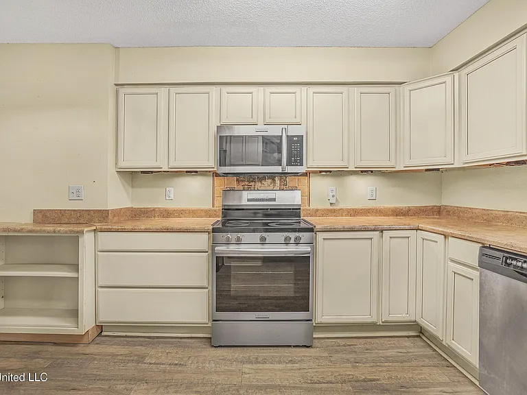 4409 Shadow Wood Cir — Photo 24