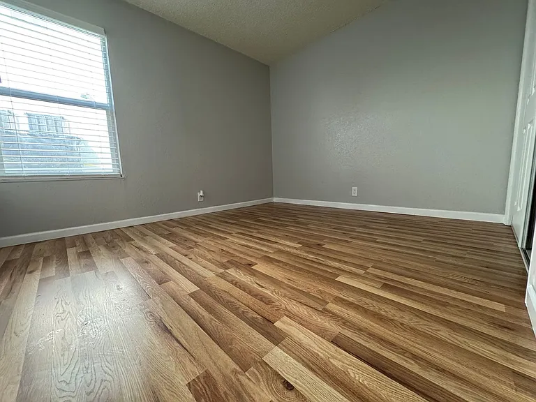 195 E Pacific Ave — Photo 12