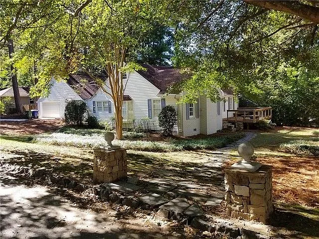 955 Northrope Dr NE photo 1