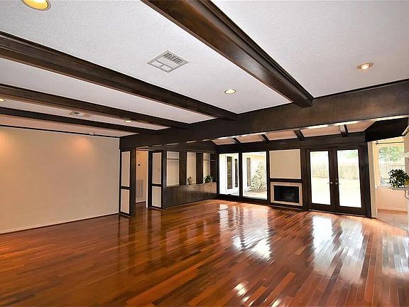 5th image of 8009 Meadowvale Dr