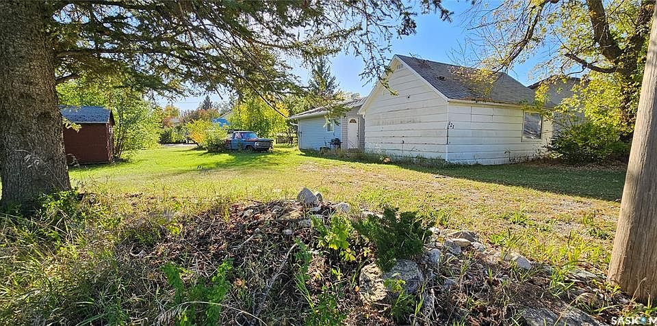 1st image of 121 4th Ave E