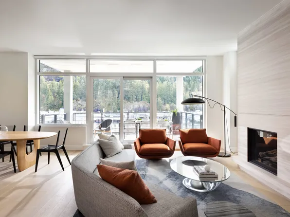 6707 Nelson Ave #302, West Vancouver, BC V7T 2G8