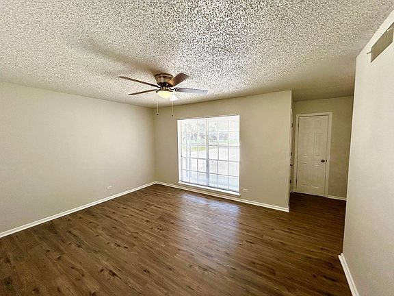 3rd image of 116 Roundtree Dr