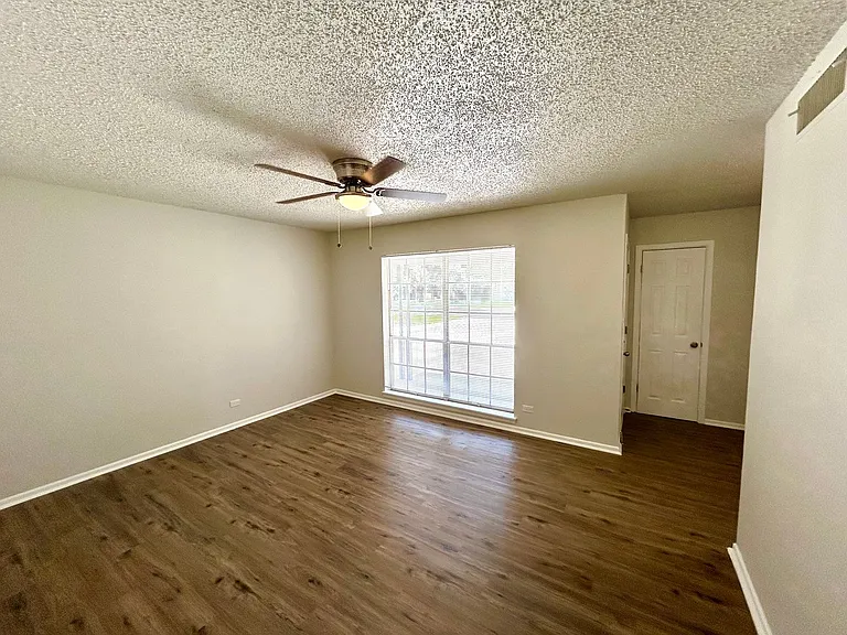 116 Roundtree Dr — Photo 3
