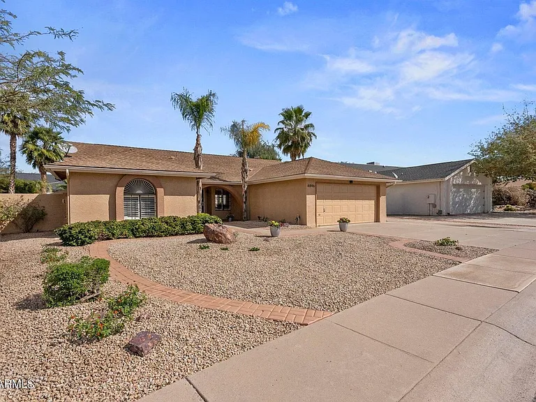 6846 E Kelton Ln — Photo 2