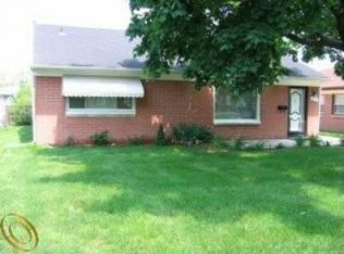 28528 N Clements Cir, Livonia, MI
