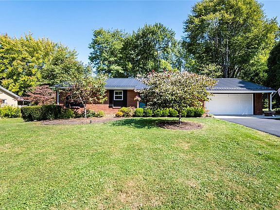 2nd image of 3066 Maplewood Dr