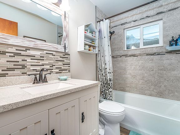 5th image of 128 Barry St SE