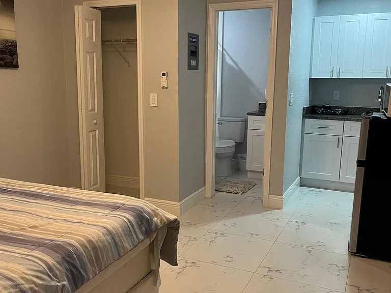 896 Florida Pkwy — Photo 2