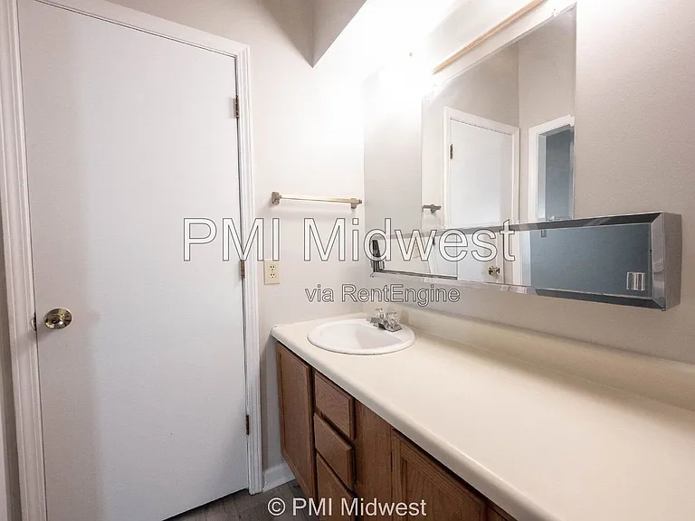 120 E King St — Photo 20