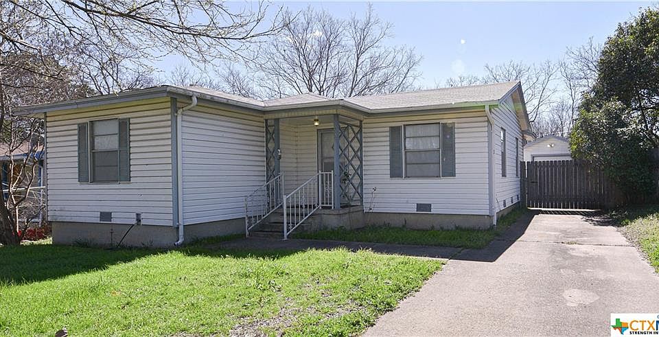 1st image of 202 E Fowler Ave