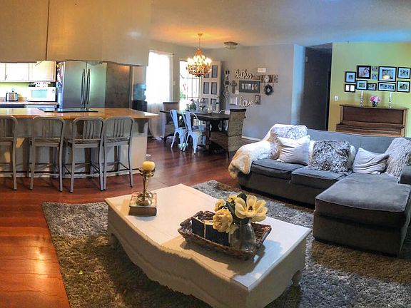 Living room/dining/kitchen 